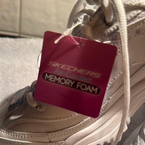 Skechers Women's D’Lites White w/Silver Sneakers- Sz 8. New - Picture 3 of 7